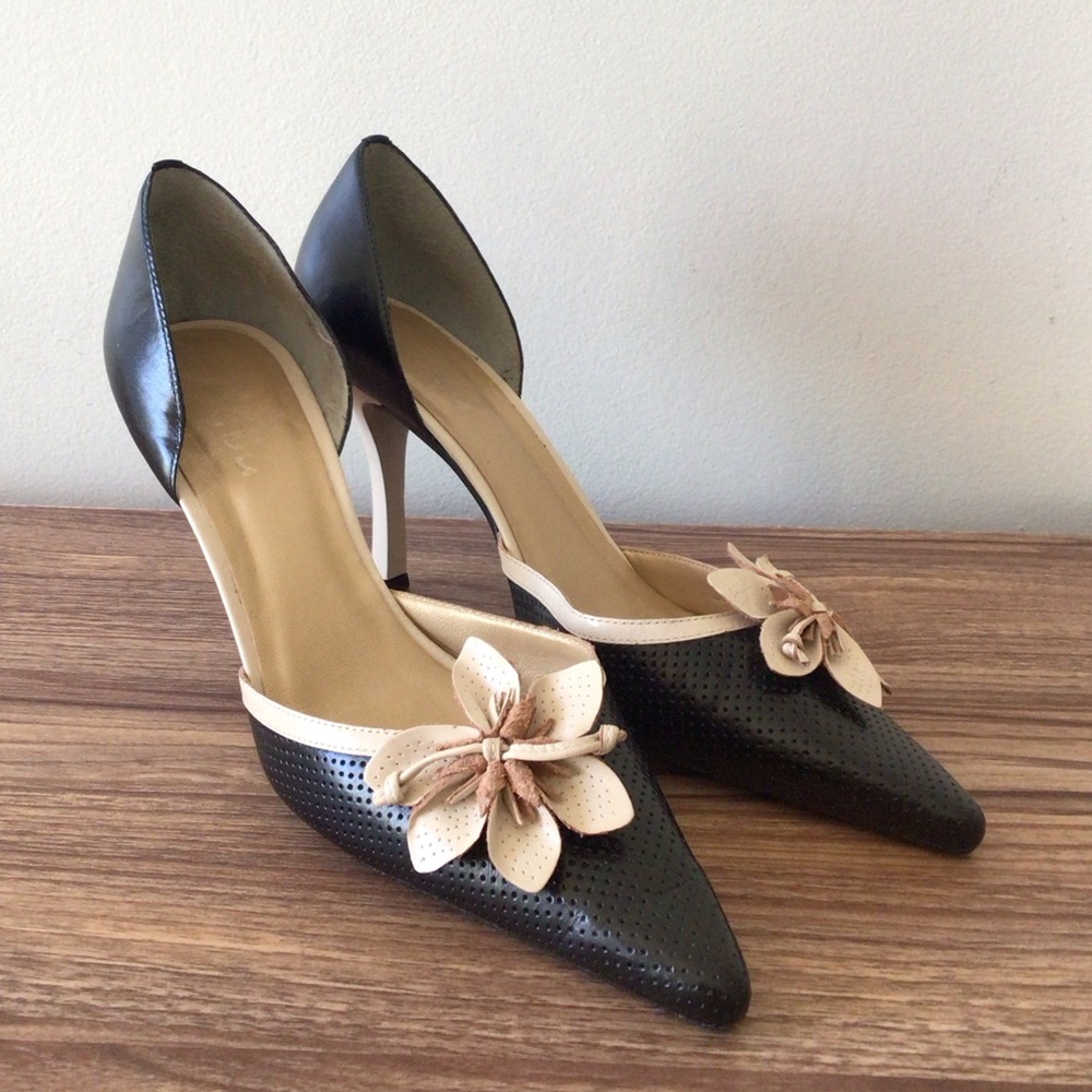 Y2K BCBG Black Leather Flower Glam Preppy Boho High Heel Pointed Toe Shoes 7.5